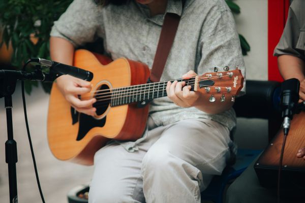 Transformez votre passion pour la guitare à Paris grâce à ces formations
